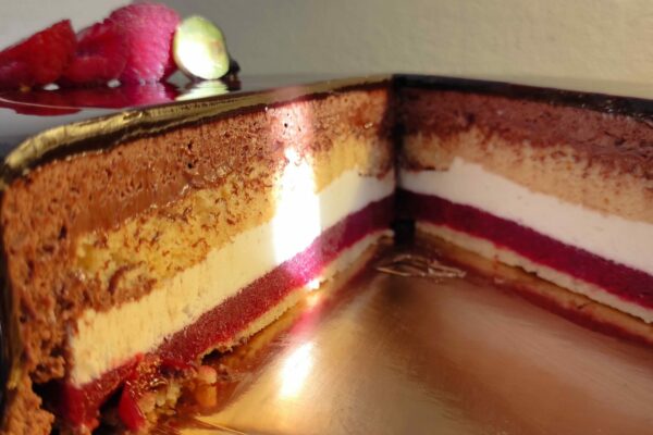 TORTA FRUTTI ROSSI E LE SUE STRATIFICAZIONI