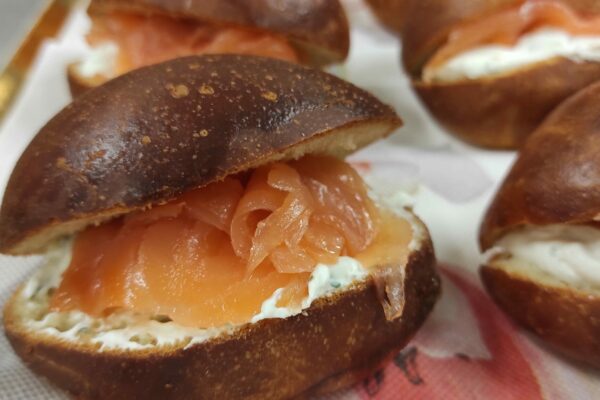 Maritozzi con creme freche e salmone affumicato